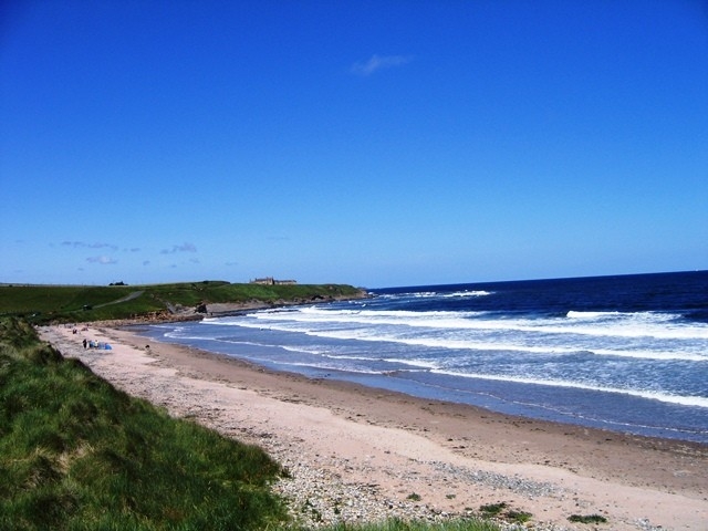  在 Cocklawburn 海滩附近散步